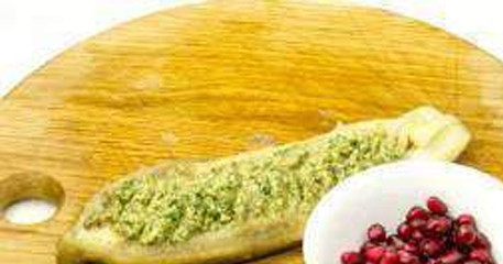 1. Этап. Пхали из баклажанов с гранатом: Начиняйте лодочки пряной смесью, присыпьте сверху зернами граната, подавайте блюдо к столу теплым.