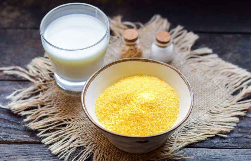 1. Этап. Кукурузная каша на молоке для ребенка: Подготовьте ингредиенты.