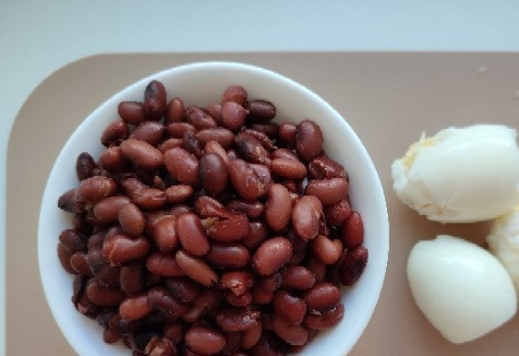 1. Этап. Сэндвич с фасолевой намазкой: У меня была отварная фасоль, можно использовать консервированную. Отправляем фасоль и яйца в блендер. В рецепте указано два яйца, брала три, потому что очень маленькие.