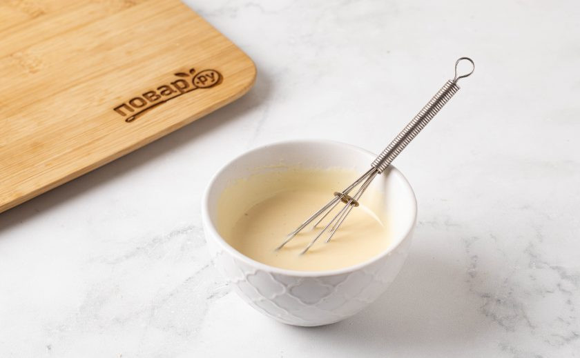 1. Этап. Вальдорфский салат: Для заправки смешайте майонез с дижонской горчицей и лимонным соком.