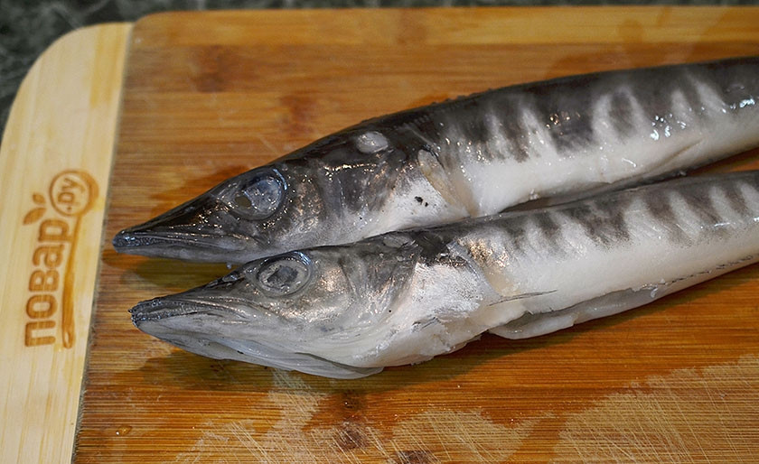 1. Этап. Острая рыба по-вьетнамски: 1. Рыбу выпотрошите, удалите жабры.