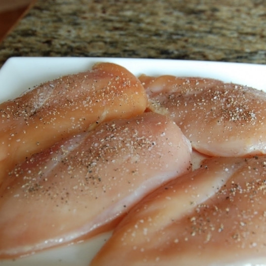 1. Этап. Курица с овощами в цитрусовом соусе: Куриное филе натираем солью и перцем.