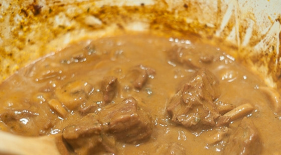 1. Этап. Мясо, тушенное с грибами: 8. По вкусу добавьте соль и перец, перемешайте и выключите огонь, накройте кастрюлю крышкой и оставьте на 2-3 минуты.