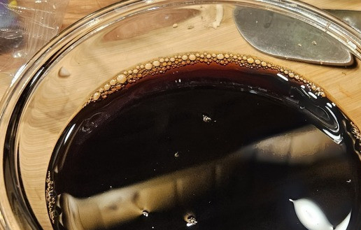 1. Этап. Маринованные куриные яйца по корейски: Маринад: соевый соус, сахар, воду, рисовый уксус смешать в отдельной таре, нагревать не нужно