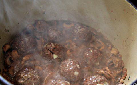 1. Этап. Гамбургеры с фрикадельками и сыром бри: 4. Размешать с 1-2 чайными ложками муки, в зависимости от желаемой консистенции. Перемешать готовые фрикадельки с соусом.