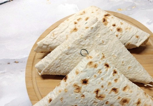 1. Этап. Треугольники из лаваша с начинкой: Так свернуть еще 2 треугольника.