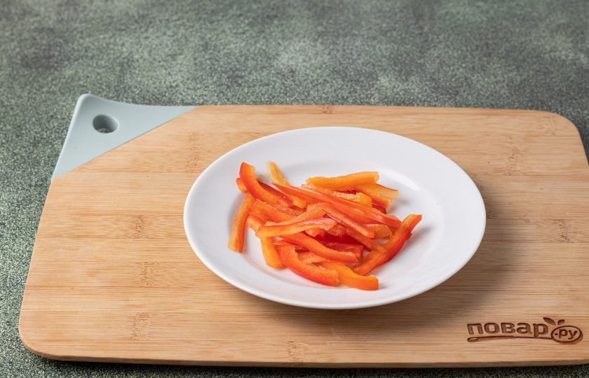 1. Этап. Овощной салат Дыхание Дракона: Болгарский перец нарежьте тонкими полосками.