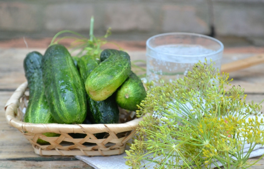 1. Этап. Огурчики на минералке: Подготовьте все необходимые ингредиенты. Выберите огурчики примерно одинакового размера, хорошенько промойте их и замочите на 20 минут. Зонтики укропа ополосните.