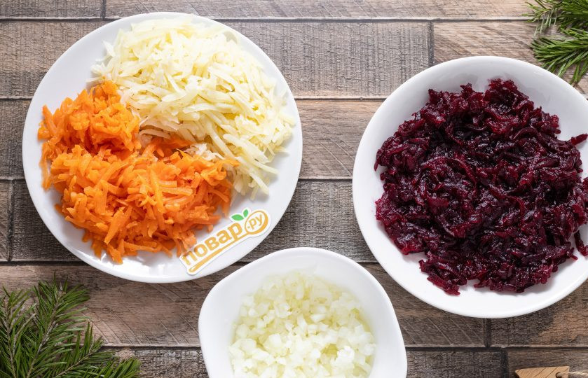 1. Этап. Шуба без селедки на Новый год: Все овощи предварительно отварите и остудите. Очистите и натрите на терке картофель, свеклу и морковь. Репчатый лук нарежьте на мелкие кубики.