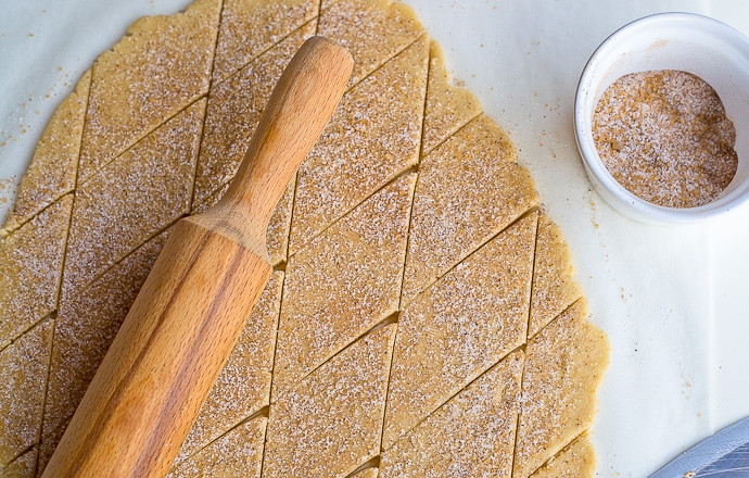 1. Этап. Печенье Земелах: 2. Раскатываем это тесто в плоскую лепешку, нарезаем ромбиками. Запекаем при 200 градусах в духовке около 15 минут, посыпав сахаром и корицей, если хотите.