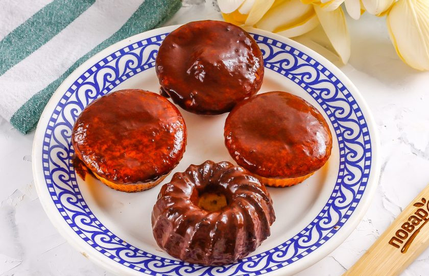 1. Этап. Помадка для кексов: Выложите кексы на тарелку и поместите в холодильник на 5-10 минут. Помадка застынет и кексы можно будет подать к столу.