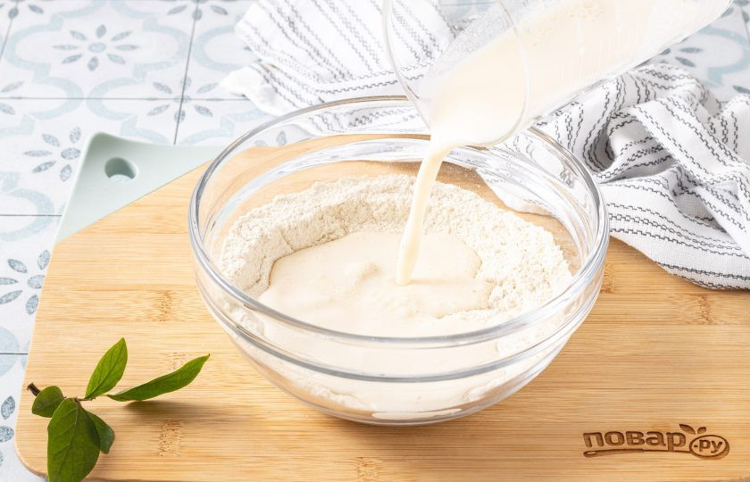 1. Этап. Постные оладьи из киноа: В растительное молоко предварительно влейте яблочный уксус, перемешайте и оставьте на 5-10 минут. Затем влейте молоко с уксусом и кленовый сироп в миску.