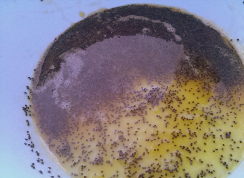 1. Этап. Шулики: Мак залейте кипятком на 10-15 минут и обсушите. Яйцо разотрите с 1 ст.л. меда, добавьте запаренный мак, воду, растопленное сливочное масло.