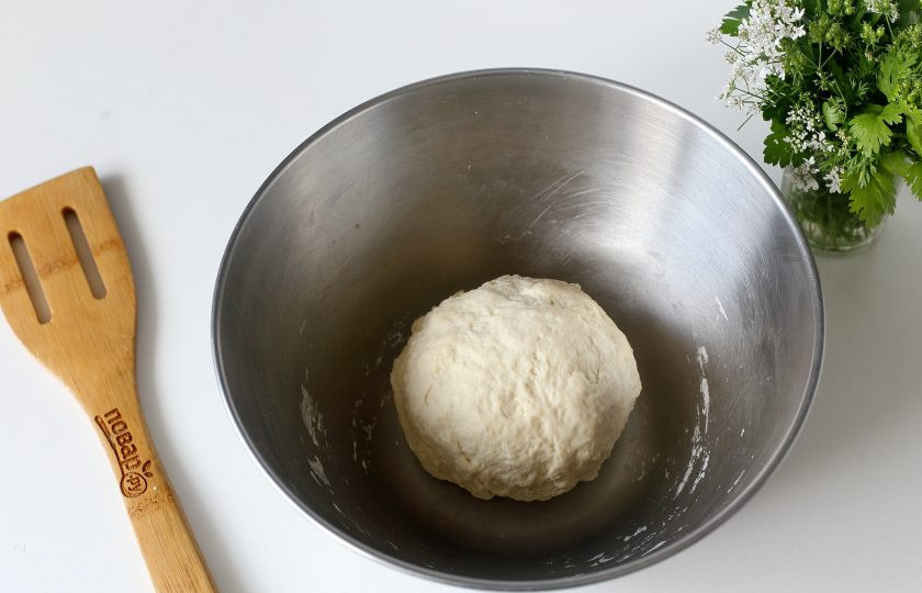 1. Этап. Кутабы с творогом и зеленью: Замесите мягкое тесто и дайте ему отлежаться при комнатной температуре 20-30 минут, накрыв полотенцем.