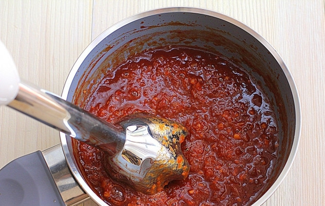 1. Этап. Ребрышки запеченные: 3. Ставим на огонь, доводим до кипения, а потом тушим на маленьком огне, пока лук не станет мягким. Затем блендером все измельчим до однородности.