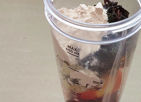 1. Этап. Смузи Две свеклы с сельдереем: Сложить ингредиенты в стакан блендера. Мангольд при желании можно заменить на молодую ботву столовой свеклы. В сыром виде вы вряд ли ее будете есть, а вот в смузи - запросто. По пищевой ценности ботва свеклы не уступит мангольду. Вкус будет более землистый.