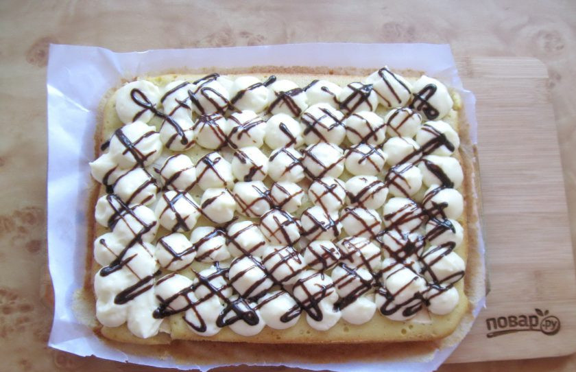 1. Этап. Яблочный пирог Фантазия: На пирог выложите крем и украсьте растопленным шоколадом.