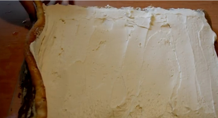 1. Этап. Бисквитный рулет Мраморный: 7. Нижнюю сторону бисквита смажьте пропиткой и вашим любимым кремом. В качестве пропитки я использовала заварной кофе. А крем — взбитые миксером сливки со сгущенкой. Заверните бисквит снова в рулет.