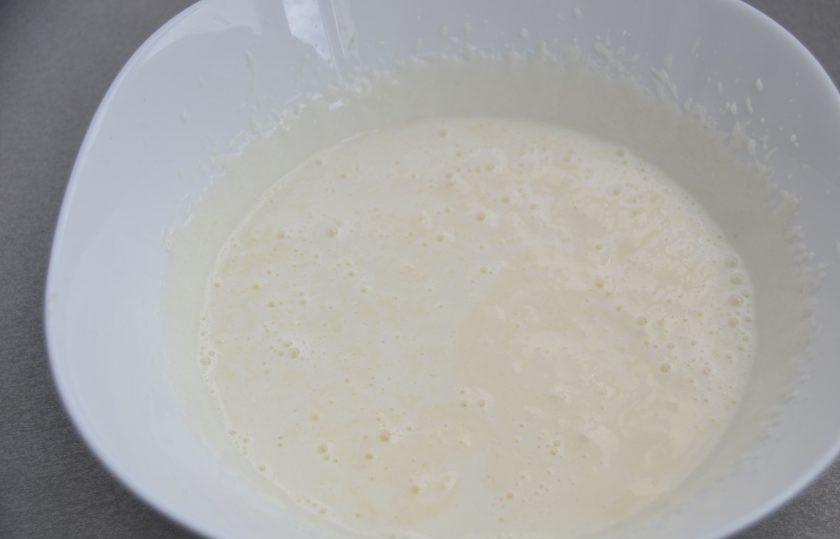 1. Этап. Бланманже из сметаны: Влейте во взбитую сметану нагретое с желатином молоко, смешайте.