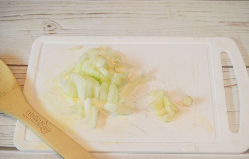 1. Этап. Говядина с чили: 2. Лук нарежьте полукольцами, чеснок произвольно.