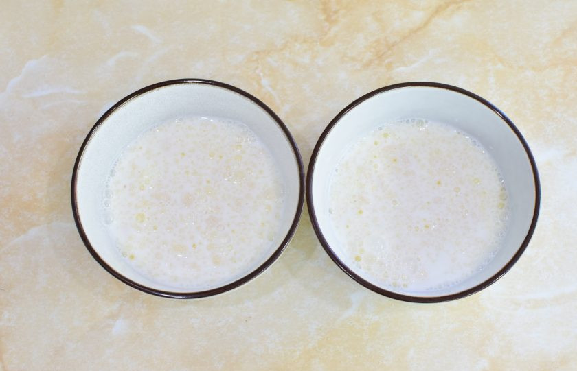 1. Этап. Панна котта Ты и я: В двух мисках замочите желатин в молоке. В каждую миску выложите 10 грамм желатина и влейте 60 мл. холодного молока. Оставьте постоять на 20-25 минут для набухания.