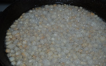 1. Этап. Пирожки с печенью и картошкой: Готовое сало перекладываем в отдельную посуду, а в жире обжариваем нарезанный мелко репчатый лук. Перекладываем сало и лук к картофелю и печени, солим и перчим, перемешиваем все.