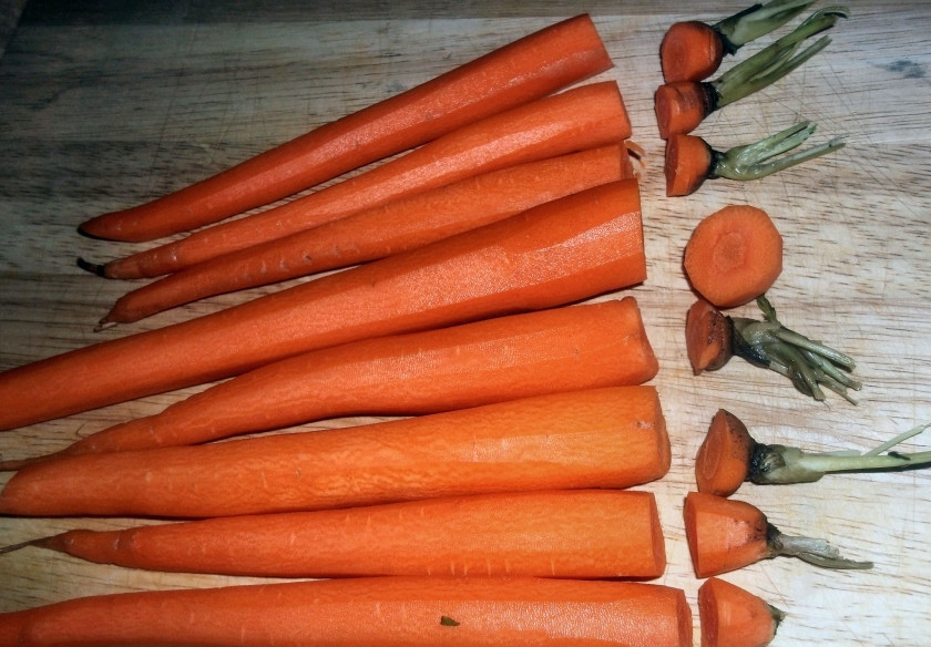 1. Этап. Морковь в фольге: Это очень простой рецепт моркови в фольге, но вкус блюда - потрясающий! Основная задача - найти хорошую ровную морковь, она не должна быть очень толстой и слишком короткой. Идеальную морковь вымыть, просушить и почистить. Удалить хвостики.