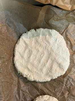 1. Этап. Мини пиццы на творожной основе: Мокрыми руками сформировать из каждого шарика основу для пиццы, как показано на фото