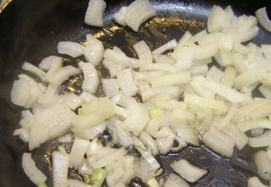 1. Этап. Рисовый суп с курицей: После того как обжарили морковь (на это должно было уйти в районе 10 минут), перейдём к луку. Его очищаем, промываем и мелко нарезаем. Обжариваем на той же сковороде с добавлением половины столовой ложки растительного масла. На обжарку лука уйдёт примерно минут 5, он должен стать прозрачным.