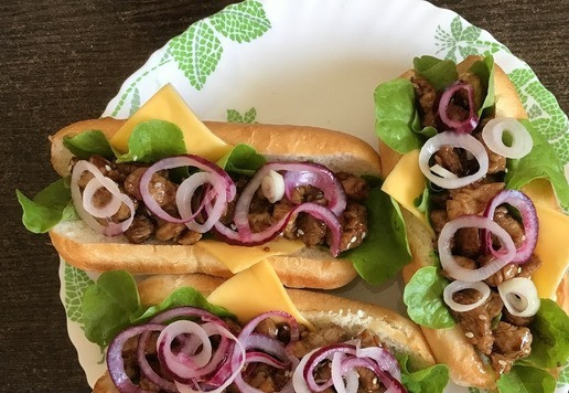 1. Этап. Хот-дог со свининой терияки: Сверху выложить нарезанный колечками красный лук. Подать с любимым соусом.