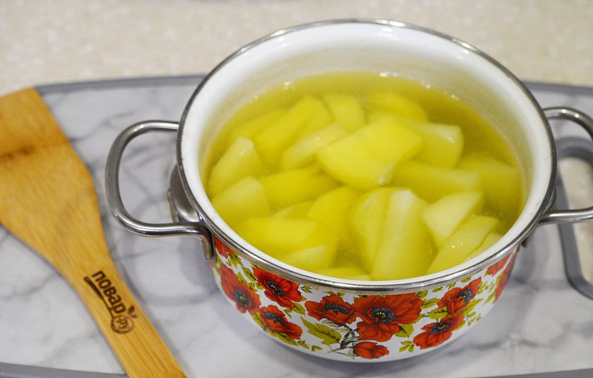 1. Этап. Картошка с копченым сыром: 2. Отварите картофель в пресной воде до полуготовности, около 12 минут.