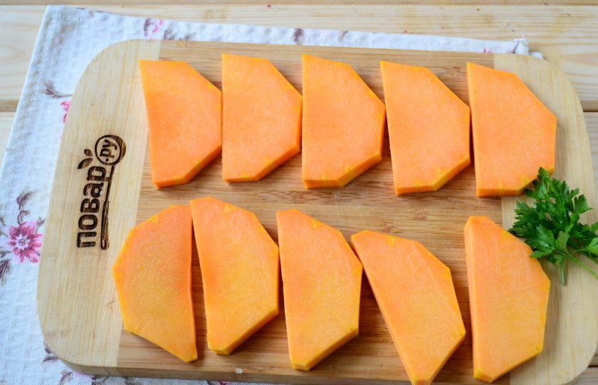 1. Этап. Тыквенный суп с сыром: Тыкву порежьте на пластины толщиной 8-10 мм. Выложите тыкву на противень, застеленный пергаментом, и запекайте в духовке при температуре 180 градусов 20-25 минут до мягкости.