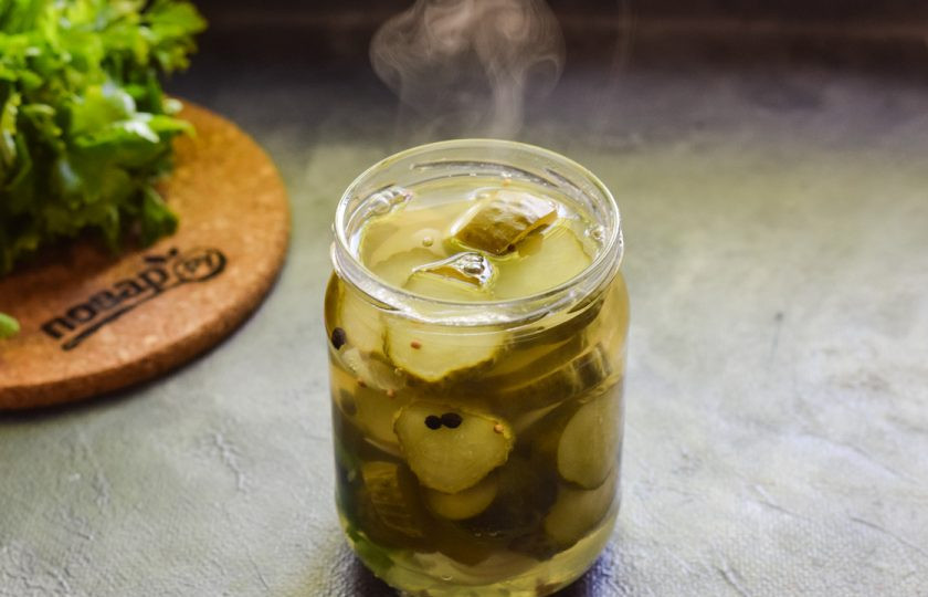 1. Этап. Огурцы кружочками на зиму: Стерилизуйте заготовку 15 минут с момента закипания. Спустя время аккуратно достаньте банку из кастрюли, в которой стерилизовали ее.