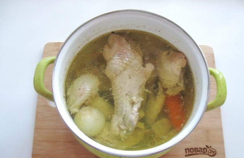 1. Этап. Холодец Новогодний поросенок: Варите холодец еще час-полтора, посолите, поперчите по вкусу.