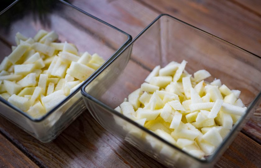 1. Этап. Салат Сельдь под одеялом: Яблоки выложите слоем. Затем слой майонеза.