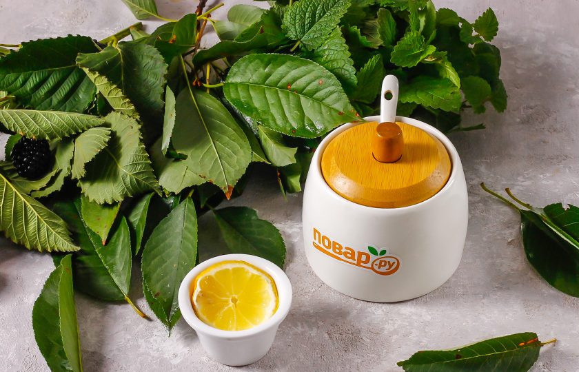 1. Этап. Компот из листьев вишни на зиму: Подготовьте указанные ингредиенты. Можно использовать листья малины, смородины, клубники.