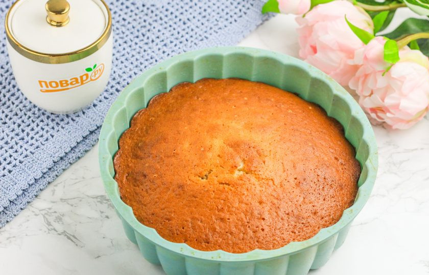 1. Этап. Пирог из мороженого: Испеките пирог до сухой шпажки, выходящей из его серединки. На это вам потребуется примерно 35-40 минут.