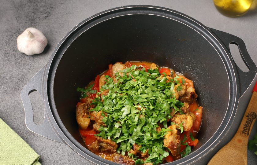 1. Этап. Ближневосточный плов с курицей и помидорами: После того как обжарили овощи, верните мясо и добавьте сюда же нарезанную зелень петрушки.