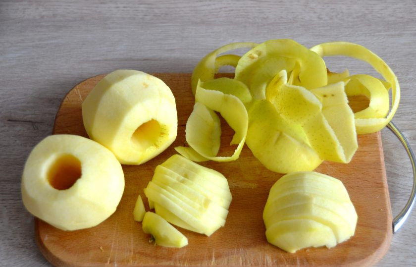 1. Этап. Яблочный пирог Восторг: Яблоки очистите от кожуры и от сердцевины, нарежьте ломтиками.