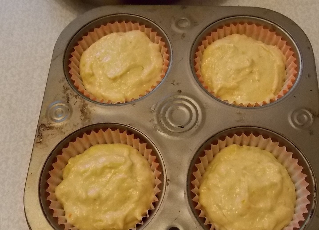 1. Stage. Tangerine cupcakes: You can bake in silicone molds or, like me, in paper molds. If you want the paper molds to hold their shape, put them in thicker molds. Fill to 2/3 full and bake in the oven at t = 180 for about 20 to 25 minutes.