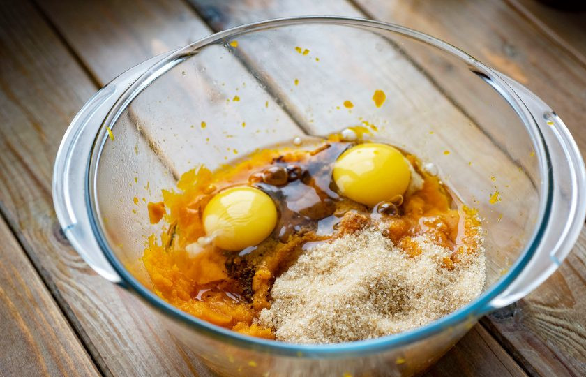 1. Этап. Тыквенный пирог Гарри Поттера: Вбейте к тыквенному пюре два яйца, добавьте корцу, мускатный орех, коричневый сахар. Перемешайте все венчиком.