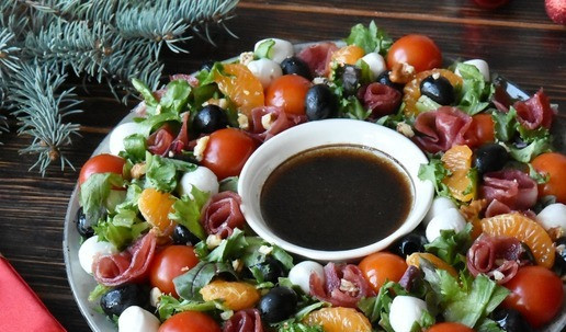 1. Этап. Салат венок с сыровяленой индейкой: Салат заправьте перед употреблением, чтобы насладиться невероятным вкусом, интересным сочетанием и потрясающим видом.