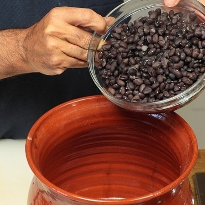 1. Этап. Фейжоада: На следующий день берем большую кастрюлю, добавляем туда фасоль, кусочки корейки, говядины, сырых сосисок. Заливаем двумя литрами воды и варим полтора часа на среднем огне.