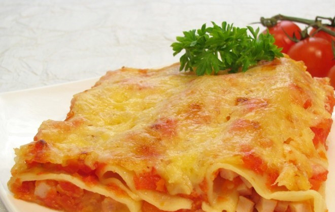 1. Этап. Каннеллони с беконом под томатным соусом: Выпекаем в духовке при 180 градусах, в течение 20 минут. Приятного аппетита!