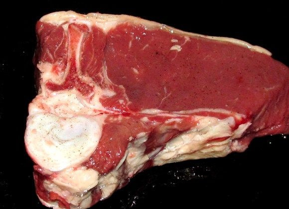 1. Этап. Антрекот из говядины в духовке: Духовка прогрелась до 170 градусов, отлично! Самое время туда ставить противень. Запекается антрекот от 45 минут до 1 часа. чтобы проверить готовность мяса - проткните его вилкой ближе к кости, если вытекает прозрачный сок - мясо готово!