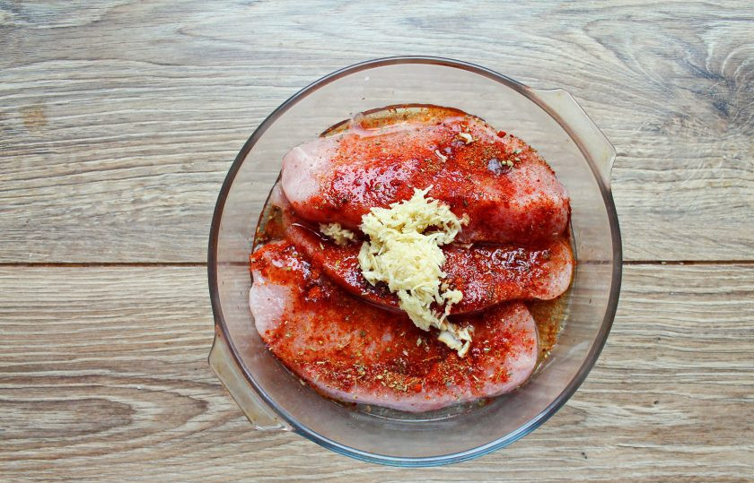 1. Этап. Стейк индейки по-мексикански: Влейте растительное масло и добавьте измельченный чеснок.