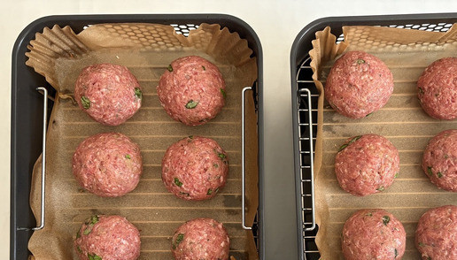 1. Этап. Фрикадельки с моцареллой в аэрогриле: После охлаждения поместить шарики в аэрогриль и готовить при температуре 190 °C в течение 15 минут, пока они не станут хрустящими снаружи, а моцарелла не расплавится внутри.