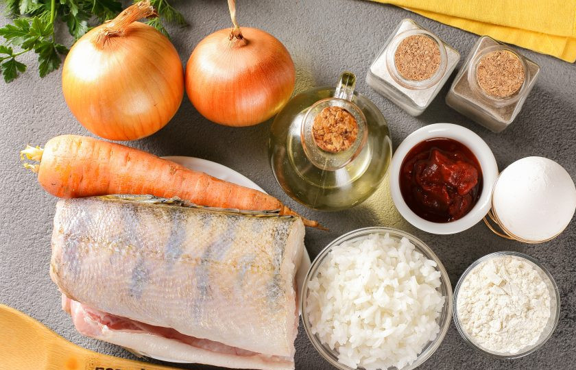 1. Этап. Тефтели из судака: Подготовьте все ингредиенты. Рис предварительно отварите до полуготовности в подсоленной воде.