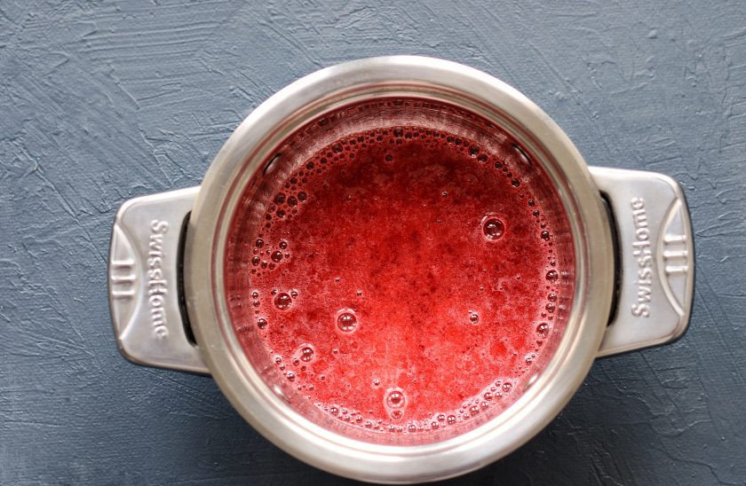 1. Этап. Мармелад из брусники: Измельчите бруснику с сахаром и водой блендером до однородного пюре. Перелейте в кастрюлю, добавьте ванильный сироп. Нагрейте пюре на среднем огне почти до закипания.