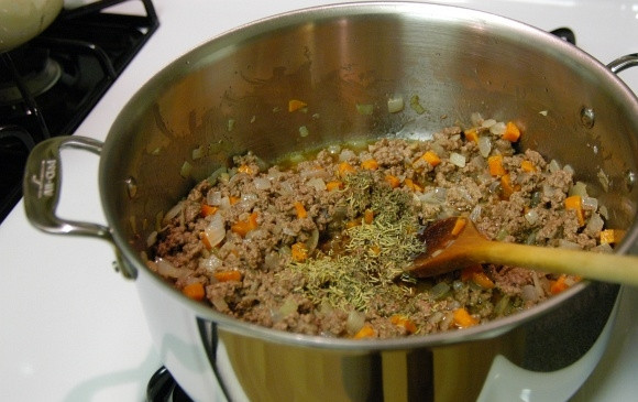 1. Этап. Английский Пастуший пирог классический: 12. Влейте к фаршу и овощам говяжий бульон, добавьте тимьян, готовьте все до образования густой массы.